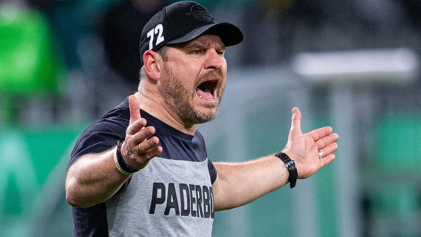 Paderborns Trainer Steffen Baumgart im T-Shirt an der Seitenlinie während des Pokalspiels gegen den BVB