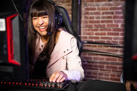 Seinen Ping verbessern kann jeder Gamer. Ein Frau spielt am Computer.