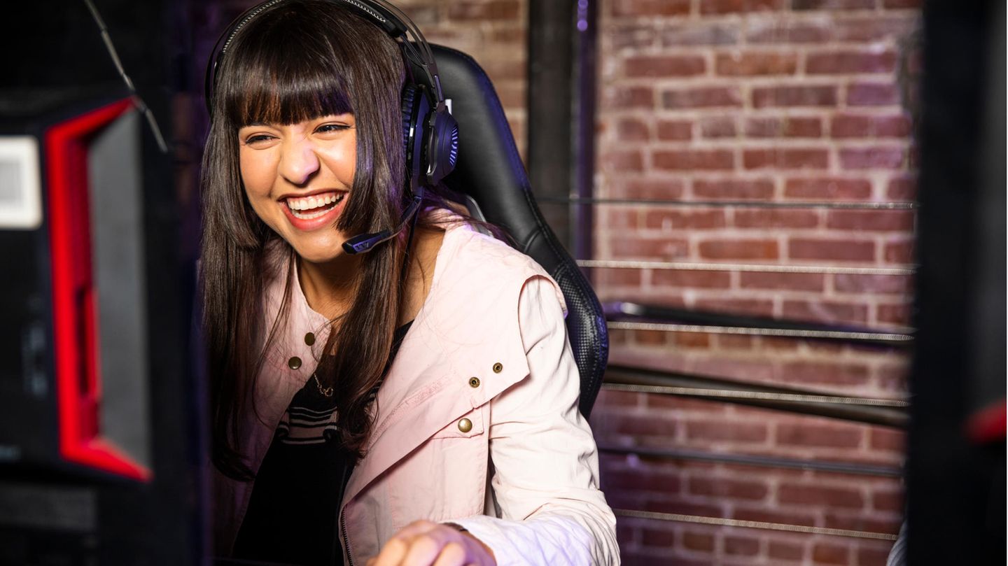Seinen Ping verbessern kann jeder Gamer. Ein Frau spielt am Computer.