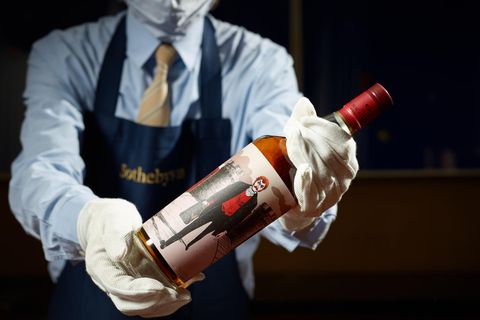 Whiskys von The Macallan Distillery erzielen bei Auktionen regelmäßig Rekordsummen. Ende Oktober zahlte ein Sammler für sechs Flaschen der Red Collection fast das Vierfache des Schätzwerts - knapp 860.000 Euro.