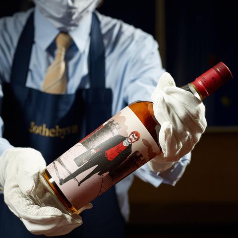 Whiskys von The Macallan Distillery erzielen bei Auktionen regelmäßig Rekordsummen. Ende Oktober zahlte ein Sammler für sechs Flaschen der Red Collection fast das Vierfache des Schätzwerts - knapp 860.000 Euro.