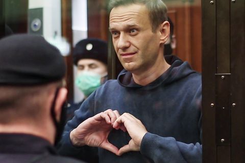 Alexej Nawalny im Gerichtssaal: Immer wieder suchte er den Blick seiner Frau und formte für sie ein Herz mit den Händen