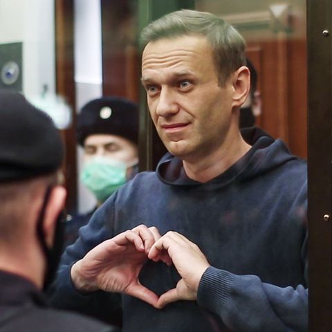 Alexej Nawalny im Gerichtssaal: Immer wieder suchte er den Blick seiner Frau und formte für sie ein Herz mit den Händen