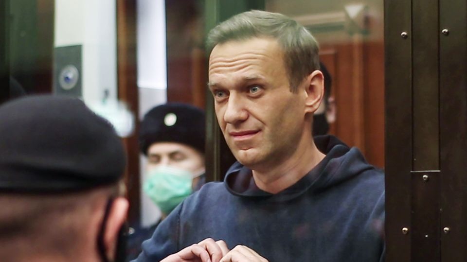 Alexej Nawalny im Gerichtssaal: Immer wieder suchte er den Blick seiner Frau und formte für sie ein Herz mit den Händen