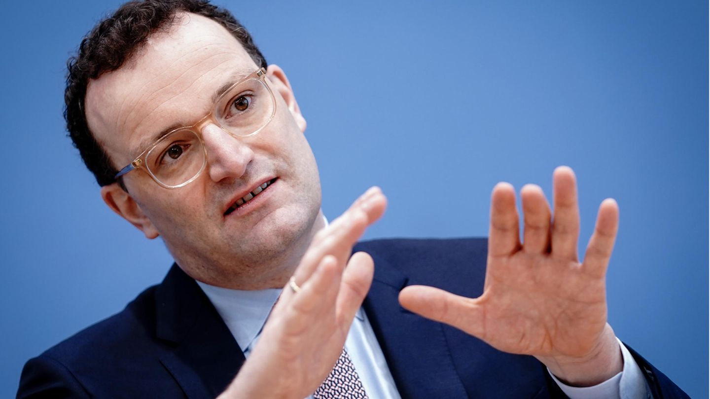 Gesundheitsminister Jens Spahn gestikuliert