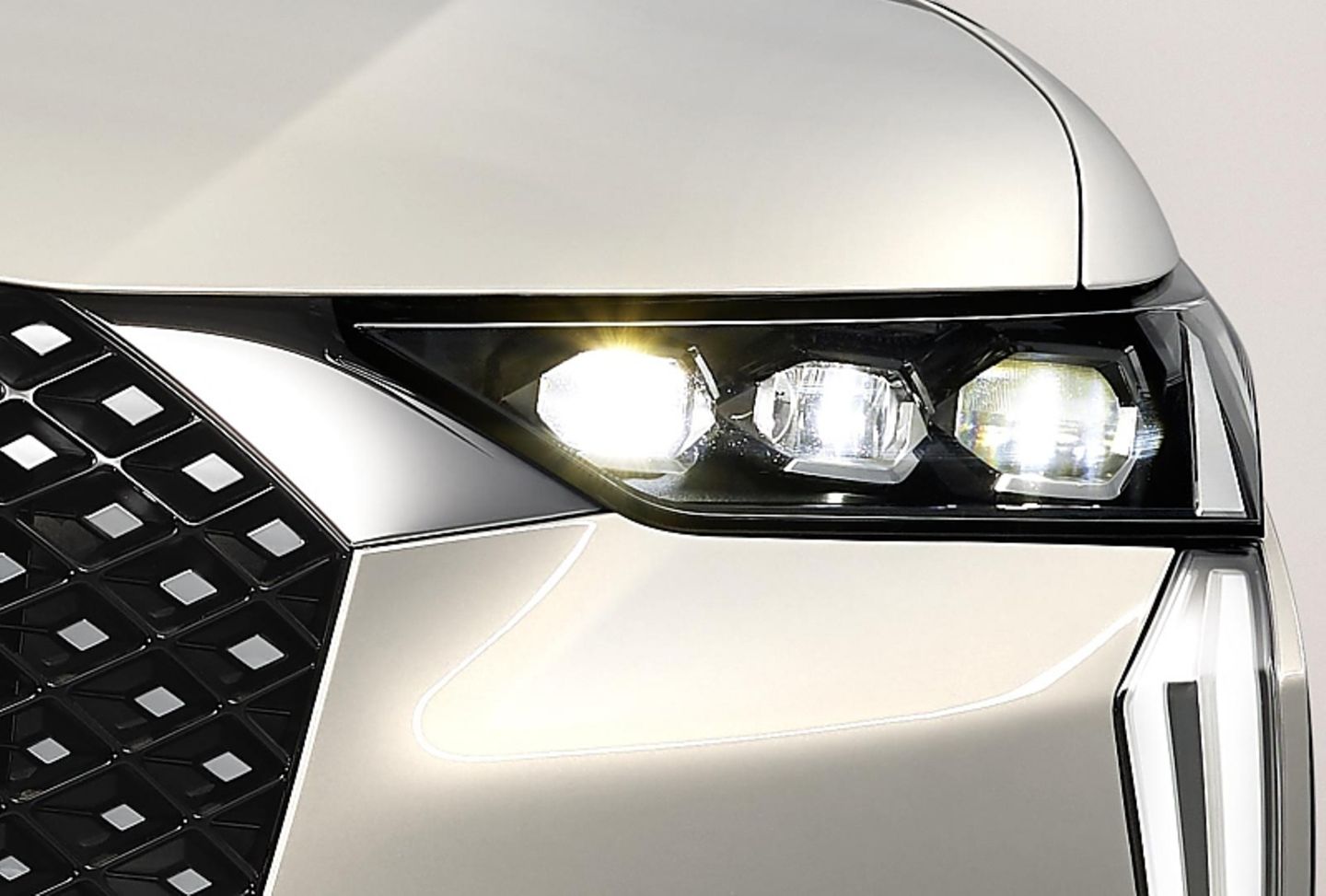 Die Scheinwerfer des DS4 bestehen aus jeweils drei LED-Modulen