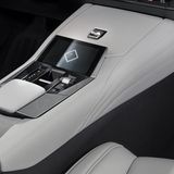 Ein kleines Bedien-Display findet sich im DS4 auch auf der Mittelkonsole