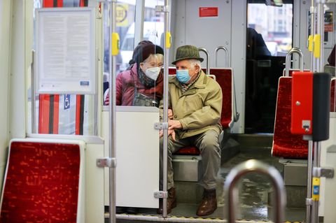 Paar in der Bahn