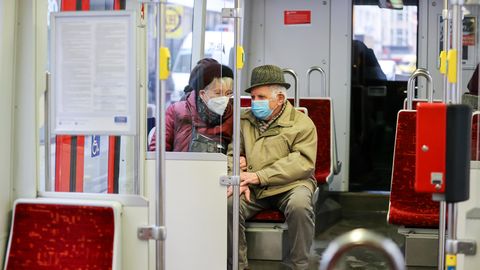 Paar in der Bahn