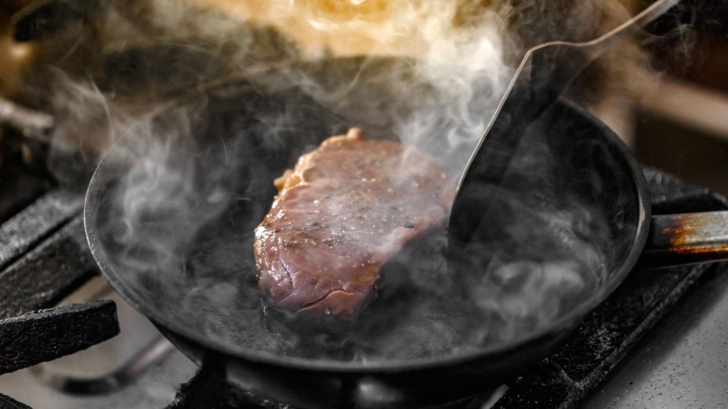Marangoni-Effekt: Studie deckt auf: Darum bleibt das Essen auch in Teflon-Pfannen immer in der Mitte kleben