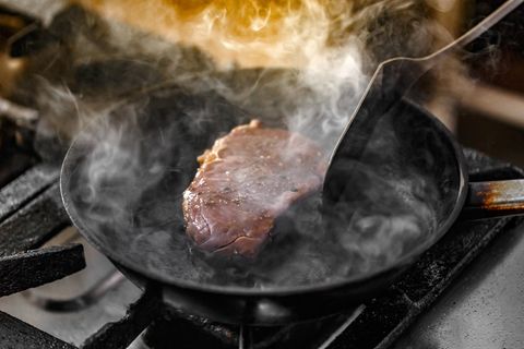 Marangoni-Effekt: Studie deckt auf: Darum bleibt das Essen auch in Teflon-Pfannen immer in der Mitte kleben