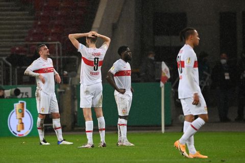 Sasa Kalajdzic (2. v. l) von Stuttgart mit Mannschaftskollegen nach dem Spiel