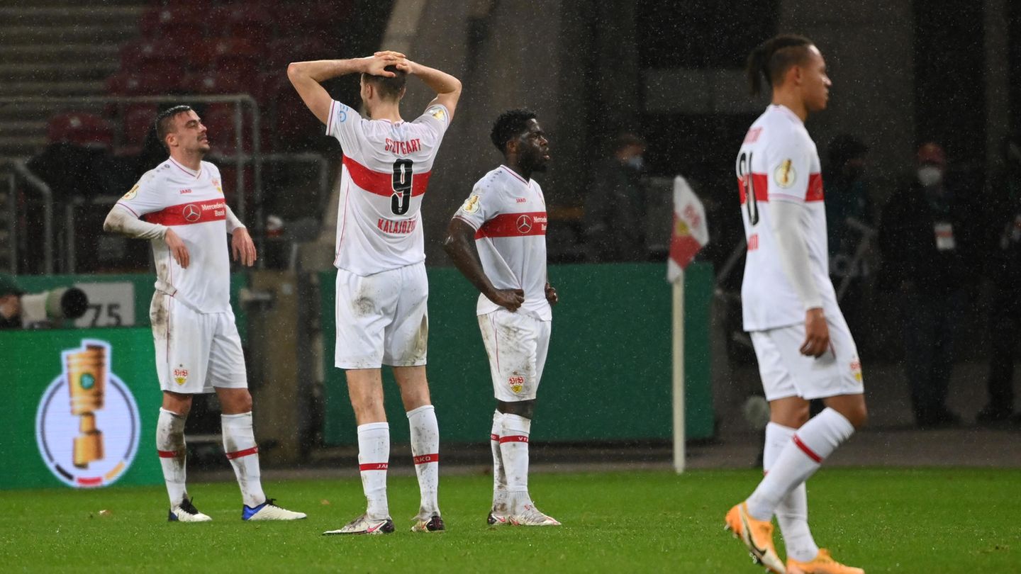 Sasa Kalajdzic (2. v. l) von Stuttgart mit Mannschaftskollegen nach dem Spiel