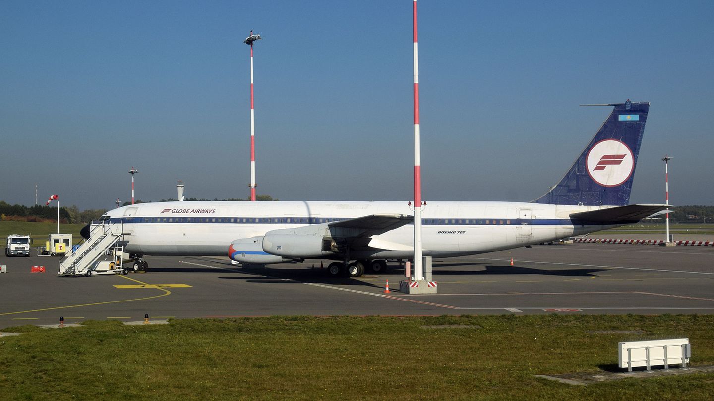 Im September 2018 wurde das Flugzeug versetzt und auf einer Rumpfseite mit überklebten Folien zu einem Jet der fiktiven Fluglinie Globe Airways. Anlass waren Dreharbeiten für den Film "Rocca verändert die Welt".