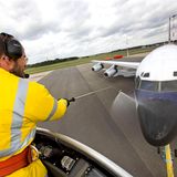 Noch ohne Schneefall und winterliche Temperaturen: Die Boeing dient als Enteisungsobjekt.