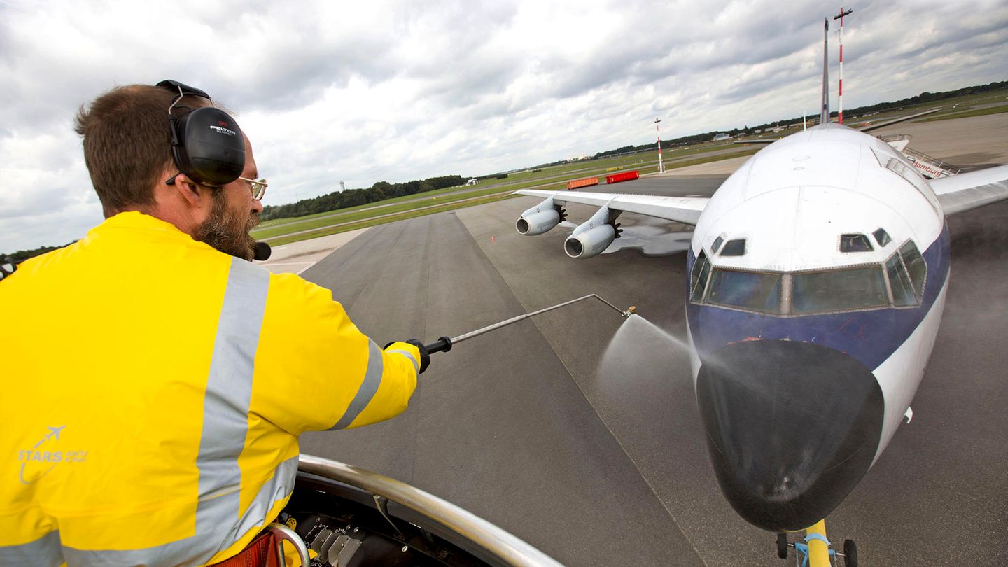 Noch ohne Schneefall und winterliche Temperaturen: Die Boeing dient als Enteisungsobjekt.