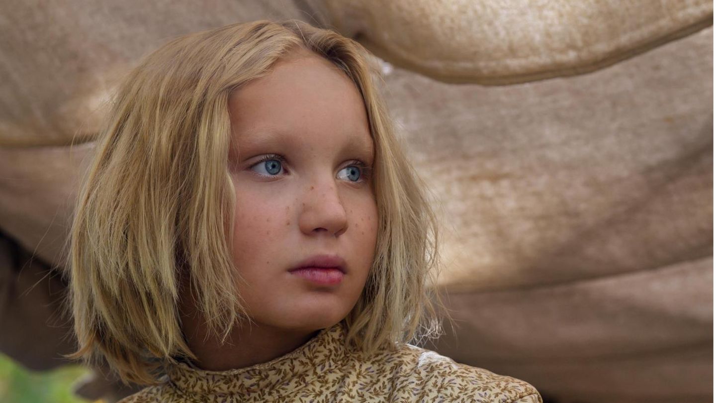 Helena Zengel as Johanna Leonberger in News of the World, co-written and directed by Paul Greengrass. Berliner Mädchen: Zengel, geboren 2008, gewann 2020 den Deutschen Filmpreis als Beste Hauptdarstellerin