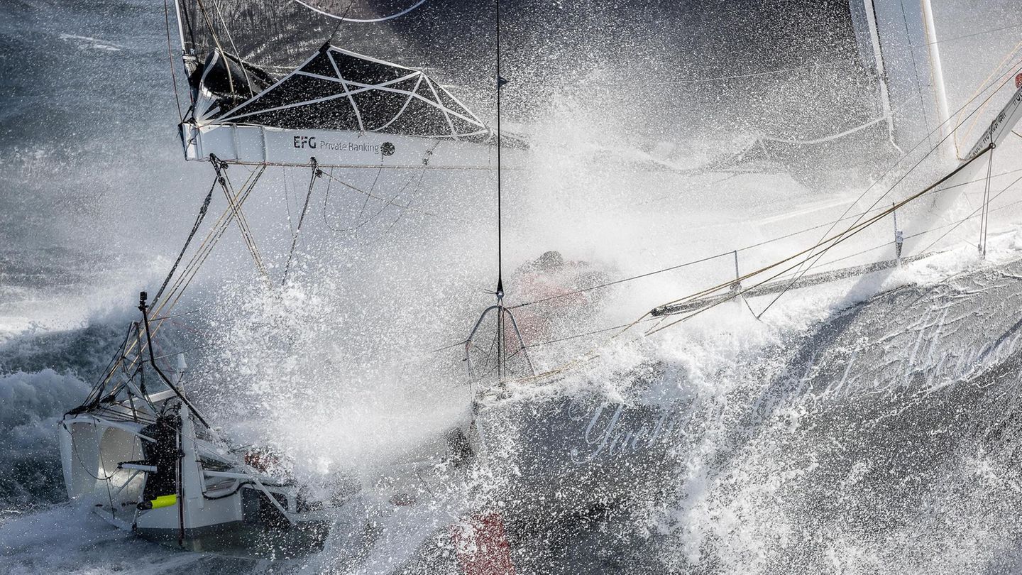Schemenhaft: Boris Herrmann in einer Wolke aus Gischt. Normalerweise sitzt er bei solchen Bedingungen im überdachten Cockpit