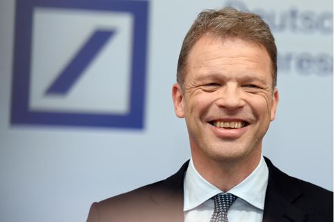 Christian Sewing, der Chef der Deutschen Bank, lächelt