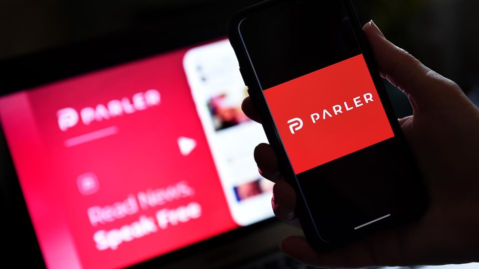 Das Parler-Logo auf einem Smartphone und Laptop