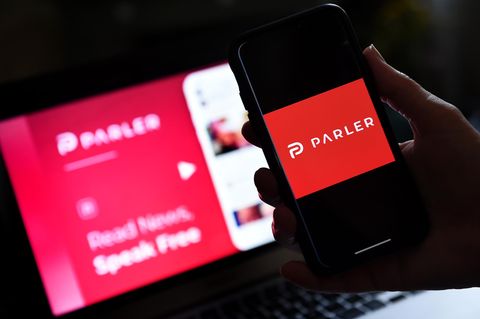 Das Parler-Logo auf einem Smartphone und Laptop