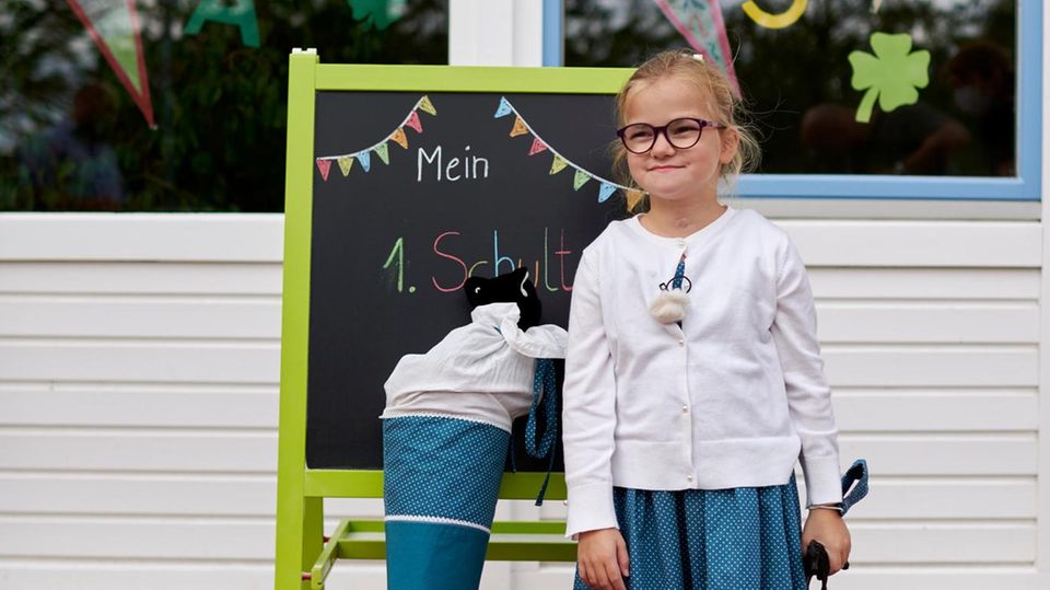 Landolf Bornemann (Vater), Andrea Bornemann (Mutter), Esther Bornemann (Schwester) und Eva Bornemann (Protagonistin) am Einschulungstag in Lehrtean der Grundschule in Lehrte - Sievershausen Im vergangenen Sommer wurde Eva eingeschult. Ihre Mutter Andrea hätte nie gewagt, von diesem Tag zu träumen