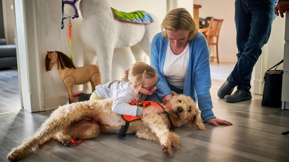 Landolf Bornemann (Vater), Andrea Bornemann (Mutter), Esther Bornemann (Schwester) und Eva Bornemann (Protagonistin). Und Hund Frauke am Besuchstag. Ihre Mutter Andrea hätte nie gewagt, von dem Tag zu träumen, an dem Eva eingeschult wird