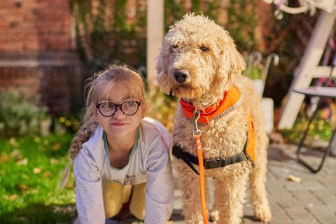 Frauke (r.) kann riechen, wenn Eva in Lebens­gefahr ist. Sie ist kinderfreundlich wie ein Labrador und gelehrig wie ein Pudel