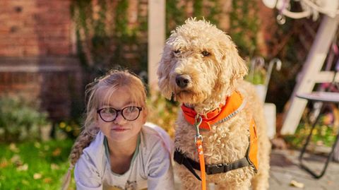 Frauke (r.) kann riechen, wenn Eva in Lebens­gefahr ist. Sie ist kinderfreundlich wie ein Labrador und gelehrig wie ein Pudel