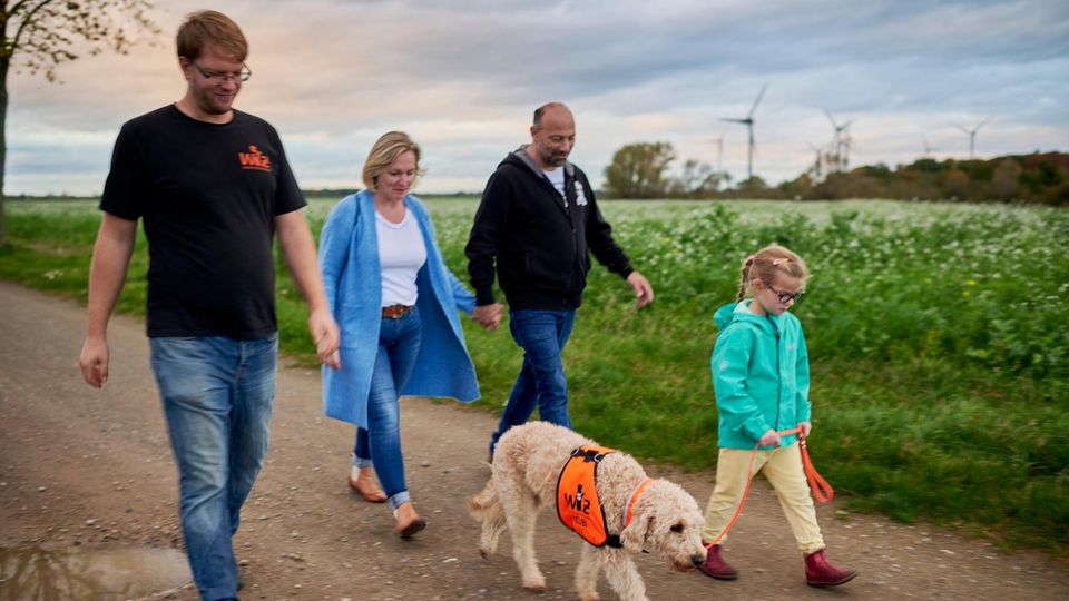Landolf Bornemann (Vater), Andrea Bornemann (Mutter), Esther Bornemann (Schwester) und Eva Bornemann (Protagonistin). Und Hund Frauke am Besuchstag. Hundetrainer Ulrich Zander (l.) bildete Frauke aus. Hier beim gemeinsamen Spaziergang mit den Eltern, Andrea und Landolf