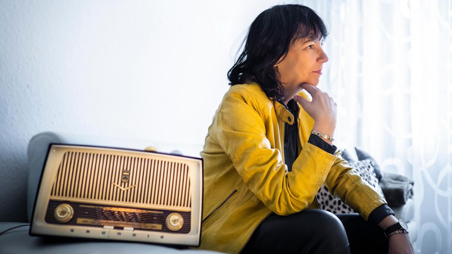 Sabine Töpperwien, Radiomoderatorin, Fussballradiomoderatorin, Sport Chefin WDR 2, Fußball, Rente, 60, bei ihr zu Hause in Königswinter. Das Radio hat genau ihr Geburtsdatum und wurde ihr von ihren Kollegen zum 60sten geschenkt. Darauf hört sie seit dem... Sabine Töpperwien zu Hause in Frechen. Das Radio ist ein Geschenk ihrer Kollegen zum 60. Geburtstag; es ist genauso alt wie sie