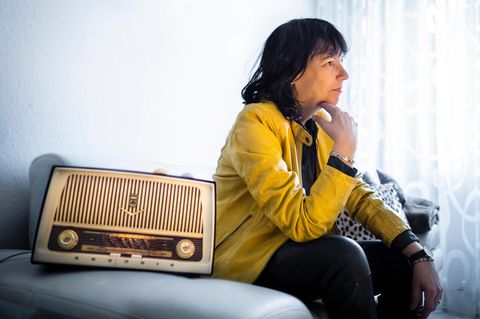 Sabine Töpperwien zu Hause in Frechen. Das Radio ist ein Geschenk ihrer Kollegen zum 60. Geburtstag; es ist genauso alt wie sie