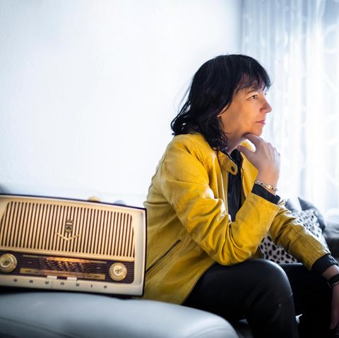 Sabine Töpperwien zu Hause in Frechen. Das Radio ist ein Geschenk ihrer Kollegen zum 60. Geburtstag; es ist genauso alt wie sie