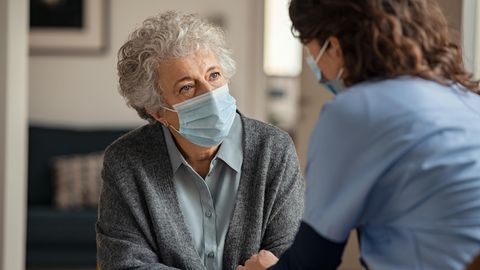 Pflegekraft kümmert sich um Patientin