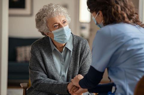 Pflegekraft kümmert sich um Patientin