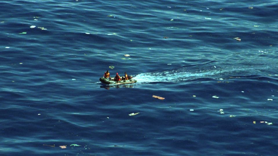 Konfusion im Cockpit: Angehörige der US Coast Guard suchen in den Gewässern vor der Karibikinsel am 7. Februar 1996 nach den Opfern Angehörige der US Coast Guard suchen in den Gewässern vor der Karibikinsel am 7. Februar 1996 nach den Opfern