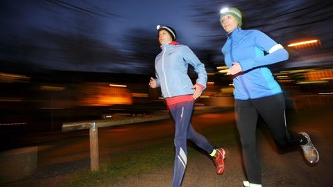 Joggen im Dunkeln: Zwei Läuferinnen mit Stirnlampe in der Dämmerung