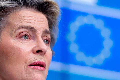 Ursula von der Leyen mit einem EU-Logo