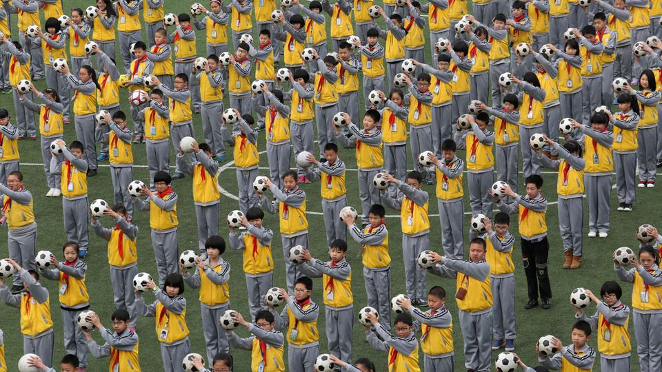 Chinesische Schüler führen eine Fußballübung in der Duqiao-Grundschule in der Stadt Linhai durch