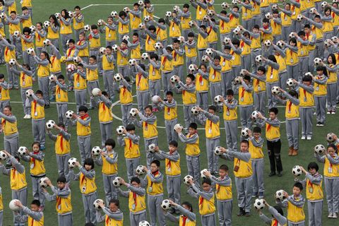 Chinesische Schüler führen eine Fußballübung in der Duqiao-Grundschule in der Stadt Linhai durch