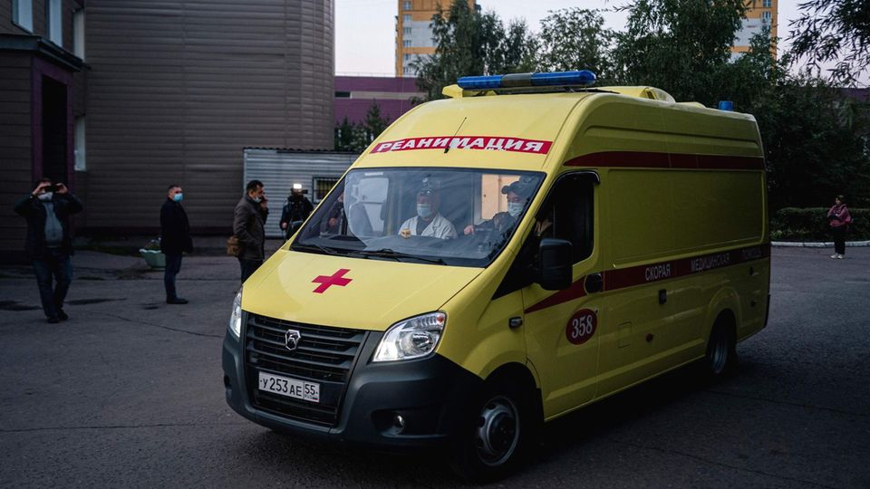 Alexej Nawalny wird aus dem Omsker Ambulanzkrankenhaus Nr. 1 zu Flughafen gebracht, um nach Deutschland transportiert zu werden. Hier wurde der Oppositionspolitiker direkt nach dem Anschlag mit dem Nervengift Nowitschok behandelt. 