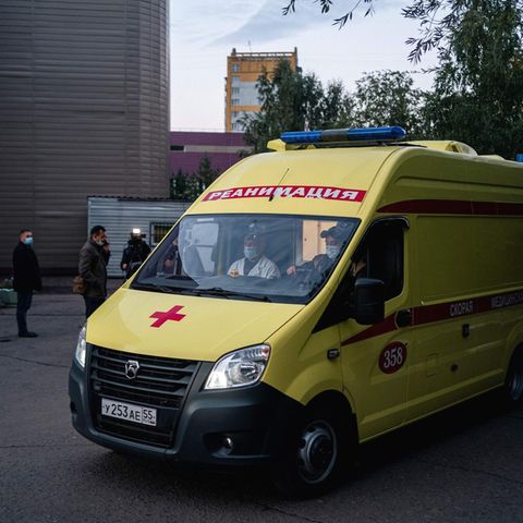 Alexej Nawalny wird aus dem Omsker Ambulanzkrankenhaus Nr. 1 zu Flughafen gebracht, um nach Deutschland transportiert zu werden. Hier wurde der Oppositionspolitiker direkt nach dem Anschlag mit dem Nervengift Nowitschok behandelt. 