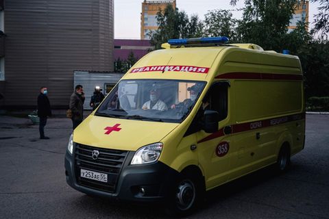 Alexej Nawalny wird aus dem Omsker Ambulanzkrankenhaus Nr. 1 zu Flughafen gebracht, um nach Deutschland transportiert zu werden. Hier wurde der Oppositionspolitiker direkt nach dem Anschlag mit dem Nervengift Nowitschok behandelt. 