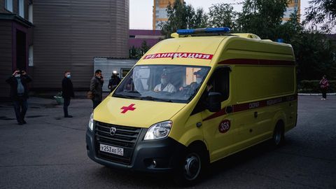 Alexej Nawalny wird aus dem Omsker Ambulanzkrankenhaus Nr. 1 zu Flughafen gebracht, um nach Deutschland transportiert zu werden. Hier wurde der Oppositionspolitiker direkt nach dem Anschlag mit dem Nervengift Nowitschok behandelt. 