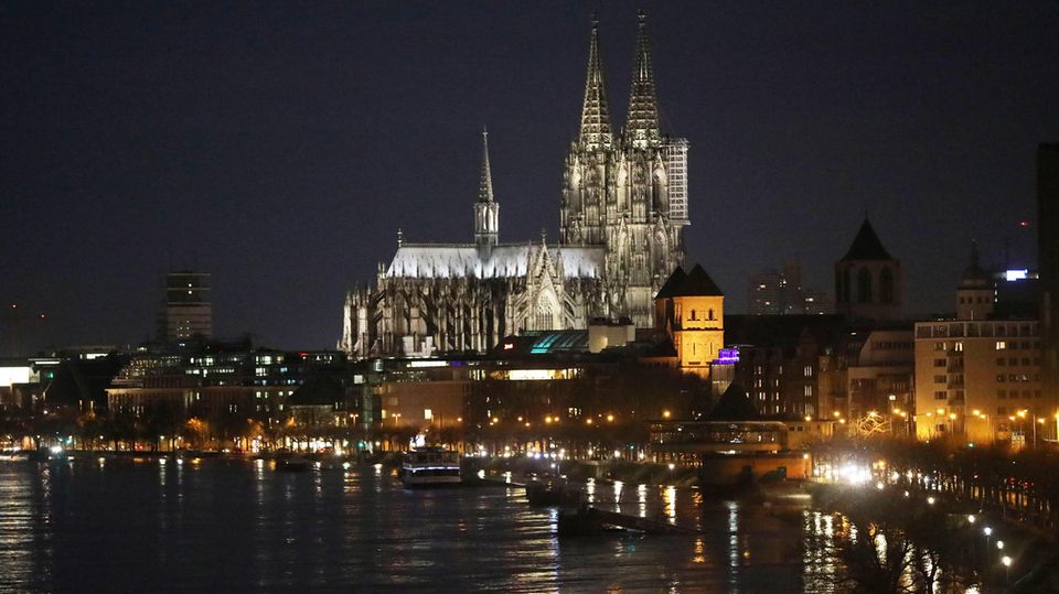 Wetter in Deutschland: Hochwasser, Pegel steigen am Rhein Das Rheinufer in Köln mit dem Dom am Freitagmorgen bei Dunkelheit