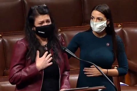 Rashida Tlaib schildert im US-Repräsentantenhaus den Sturm auf das Kapitol und wird von Alexandria Ocasio-Cortez getröstet