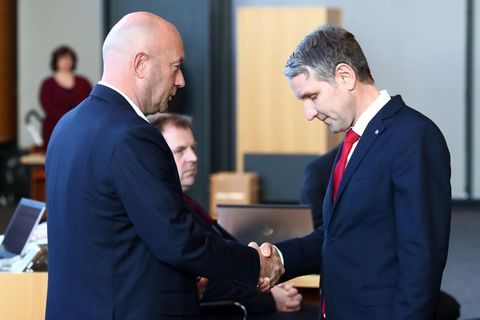 Vor einem Jahr in Erfurt: Björn Höcke (l.) von der AfD gratuliert dem neuen Ministerpräsidenten von Thüringen – Thomas Kemmerich