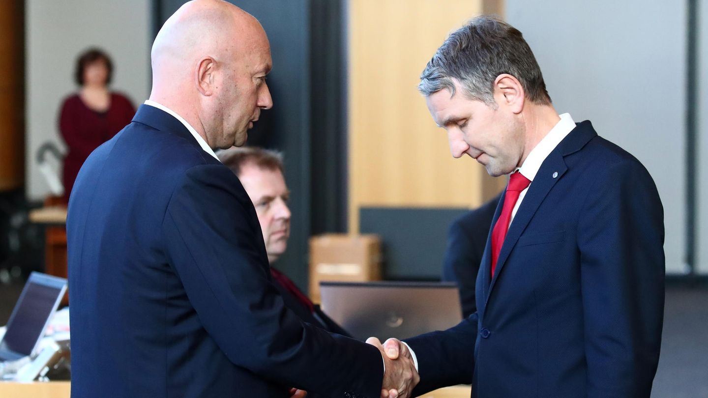 Vor einem Jahr in Erfurt: Björn Höcke (l.) von der AfD gratuliert dem neuen Ministerpräsidenten von Thüringen – Thomas Kemmerich