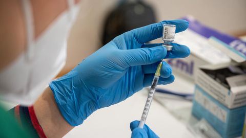 Eine Spritze mit Covid-19-Impfstoff wird aufgezogen