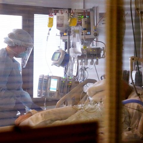 Krankenschwester und Patient auf Intensivstation